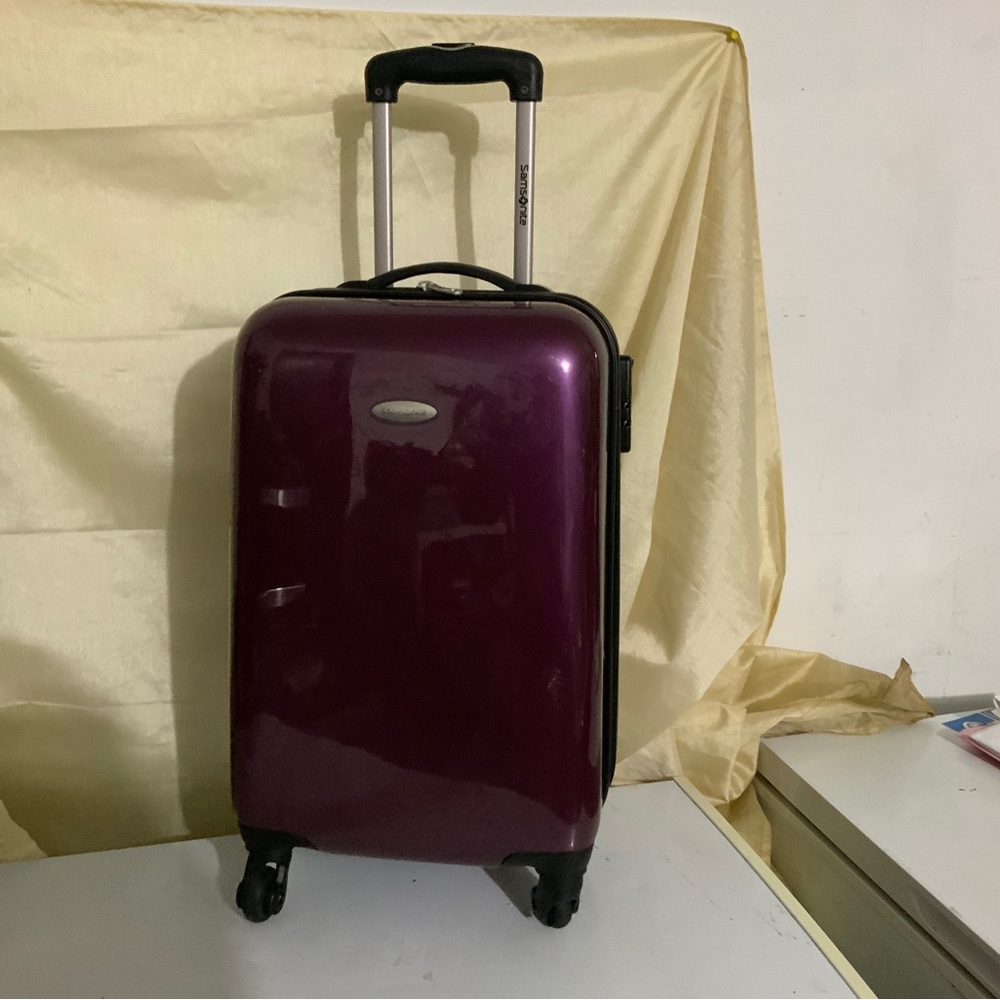 Samsonite Freeform Carryon 4 wheel Luggage 21”. Mint condition with good interio